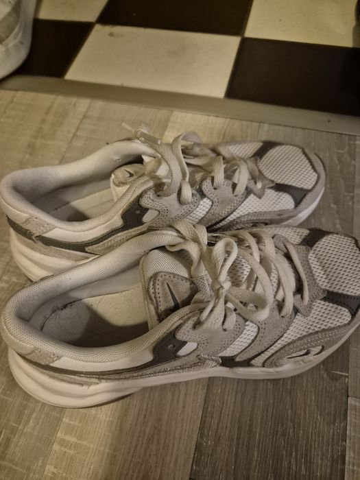 Маратонки NIKE, номер 36,5.