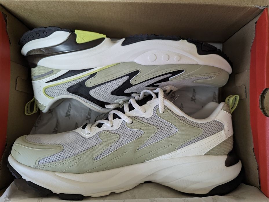 Продам новые кроссовки XTEP