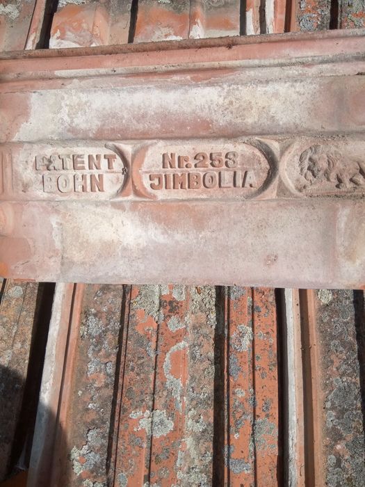 Țiglă și coamă de acoperiș