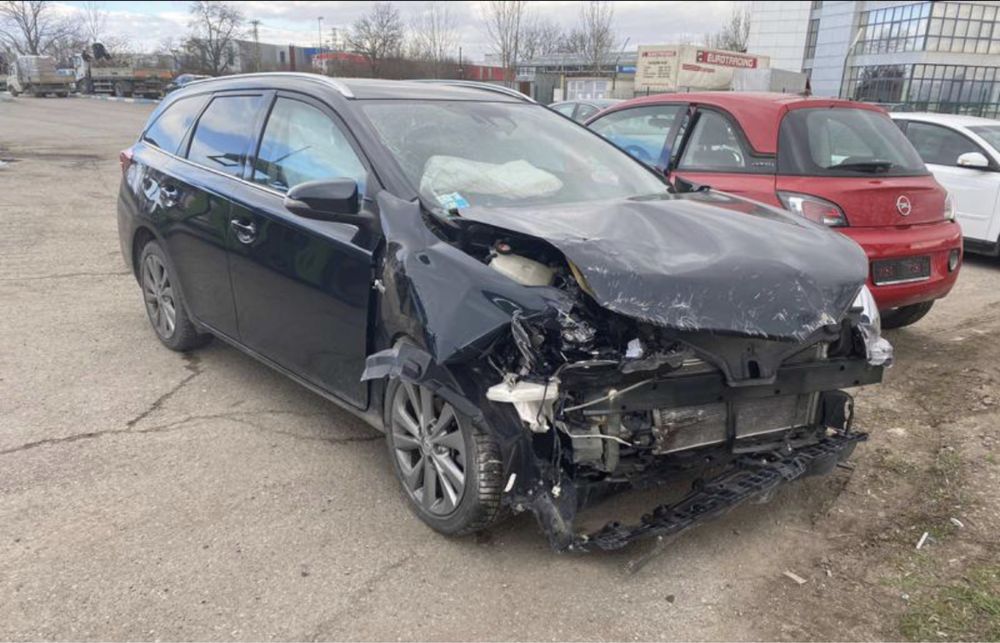 Toyota Auris hybrid на части