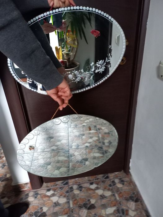 2 oglinzi de perete cu ornamente gravate, in stare foarte bunaa.