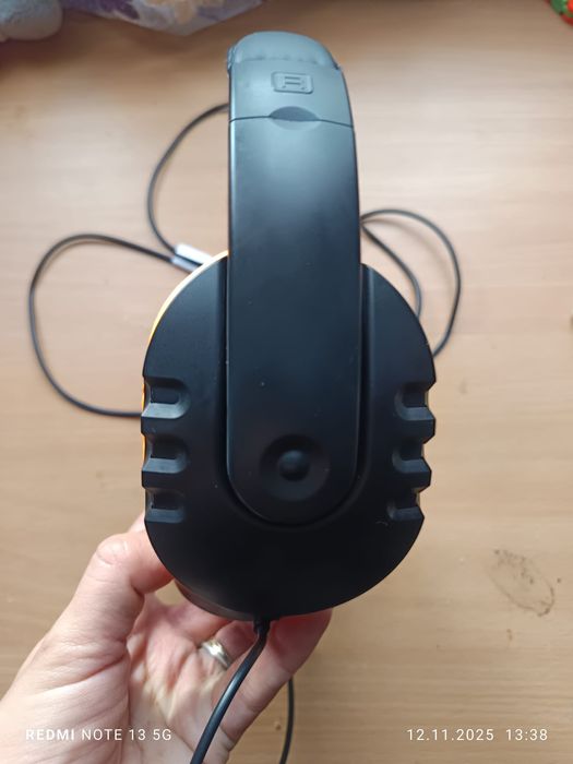 Căști cu fir și microfon