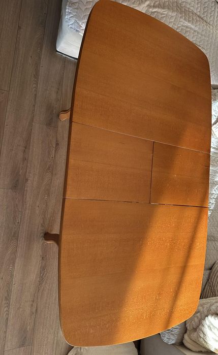 Трапезна маса разтягаща се