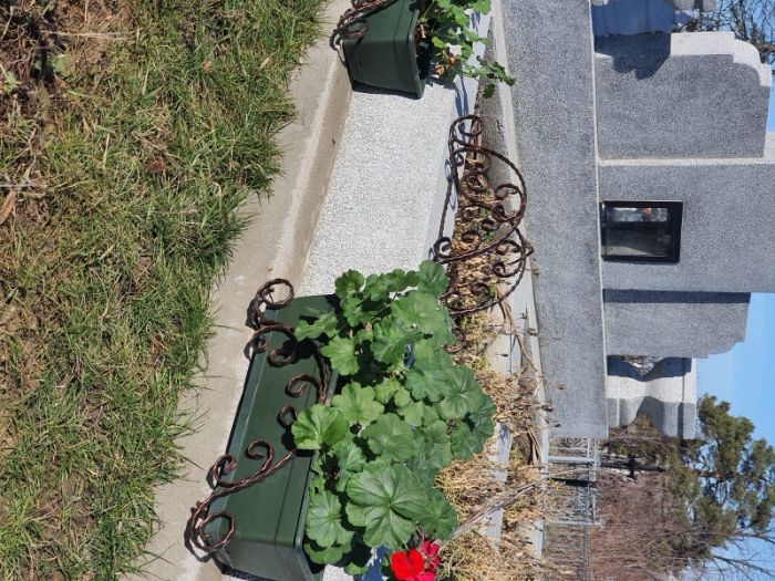 Suport Flori , jardiniere mormant , cavou , cripta , cimitir fier forj