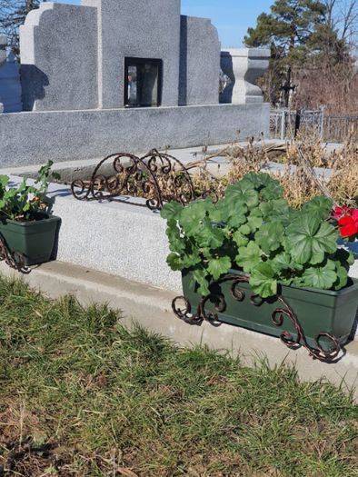 Suport Flori , jardiniere mormant , cavou , cripta , cimitir fier forj