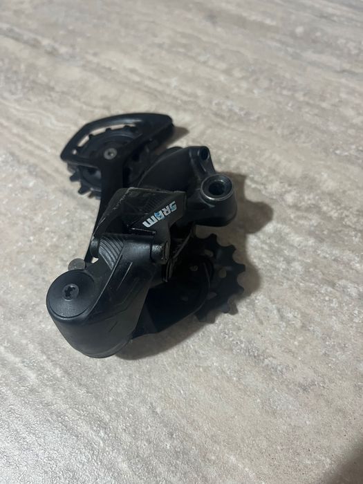 Vând diferite piese de bicicletă