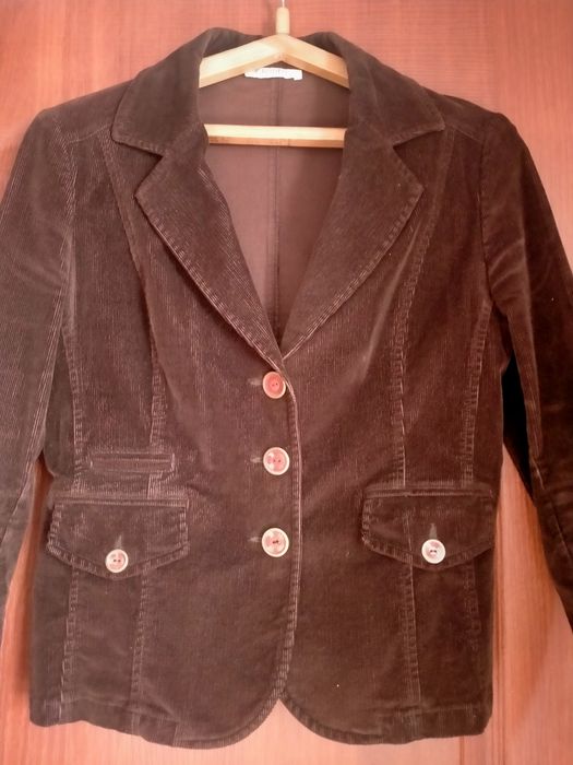 Продам пиджак женский размер 46-48. Вельветовый. В хорошем состоянии.