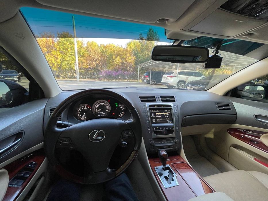 Продается автомобил LEXUS GS 300