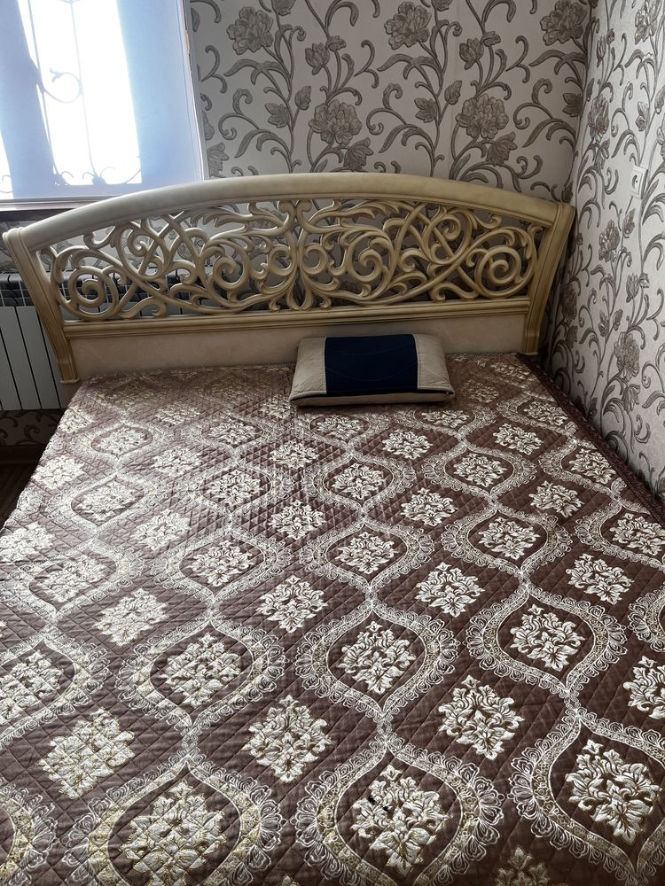 кровать с матрасом