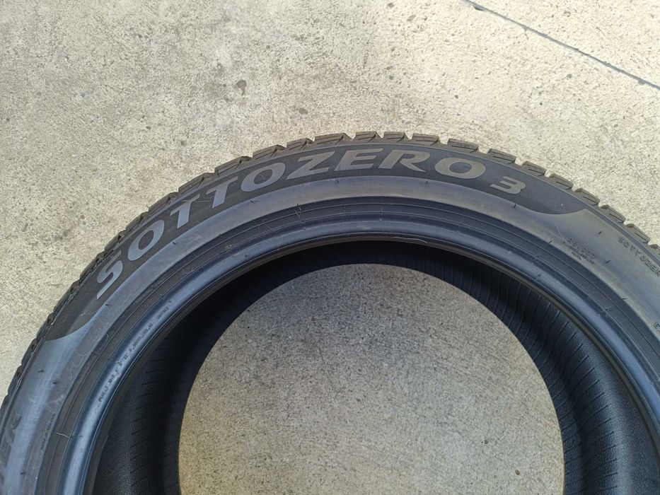Doua anvelope iarna 235 45 18 pirelli sottozero 3 cu 7,5 mm dot 3622