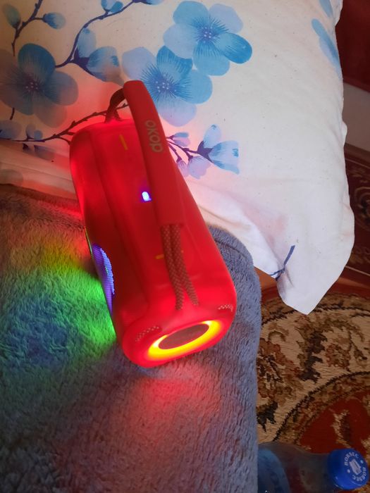 Dau boxa portabila pe telefoane stricate.