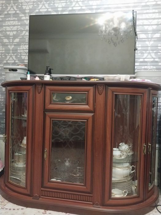 Продам шкаф для сервиза