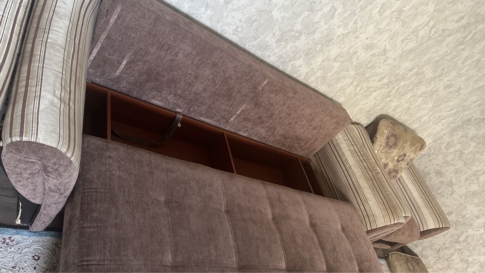 Диван и два кресла.