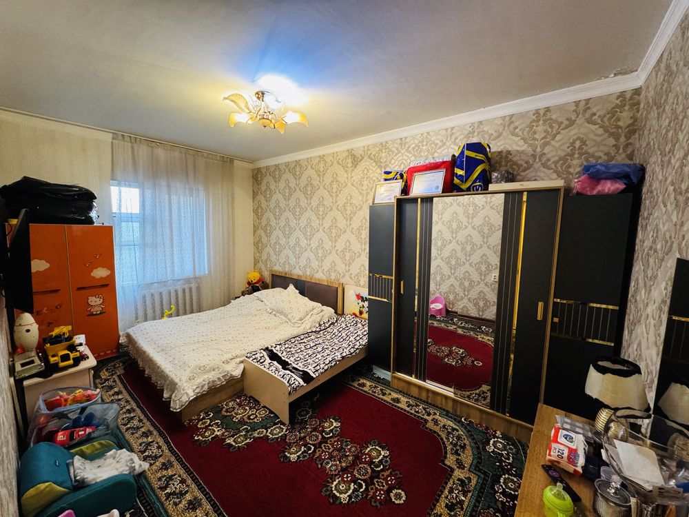 Продается 5 комнатная квартира. Сергели - 6 ( балкон 2х6м )