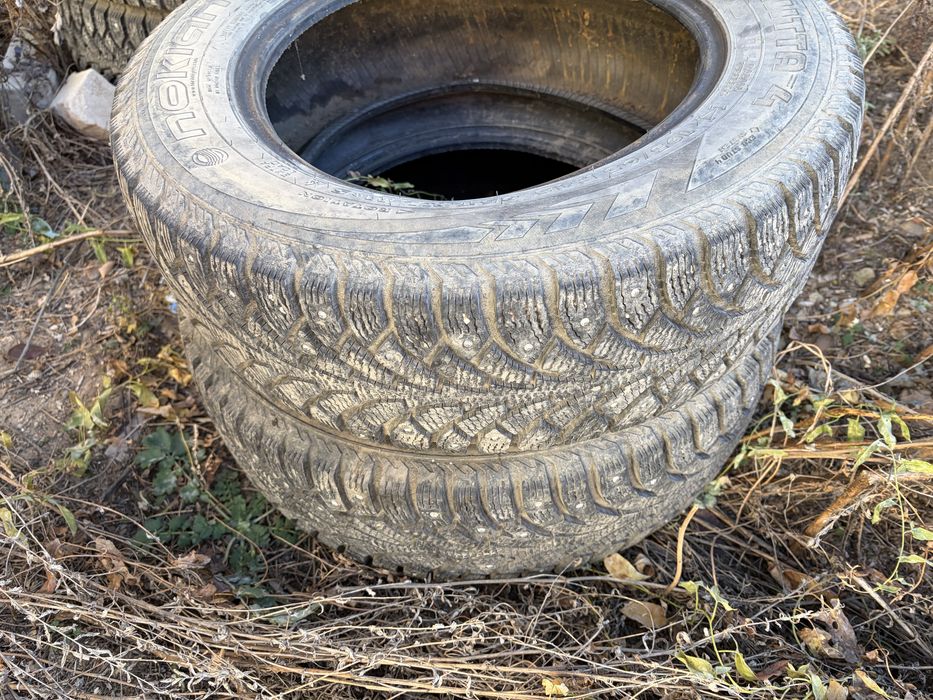 Продается зимняя шипованная резина 195 65 r15