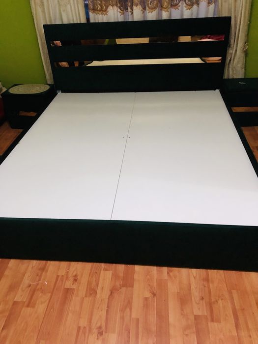 Pat tapitat cu noptiere