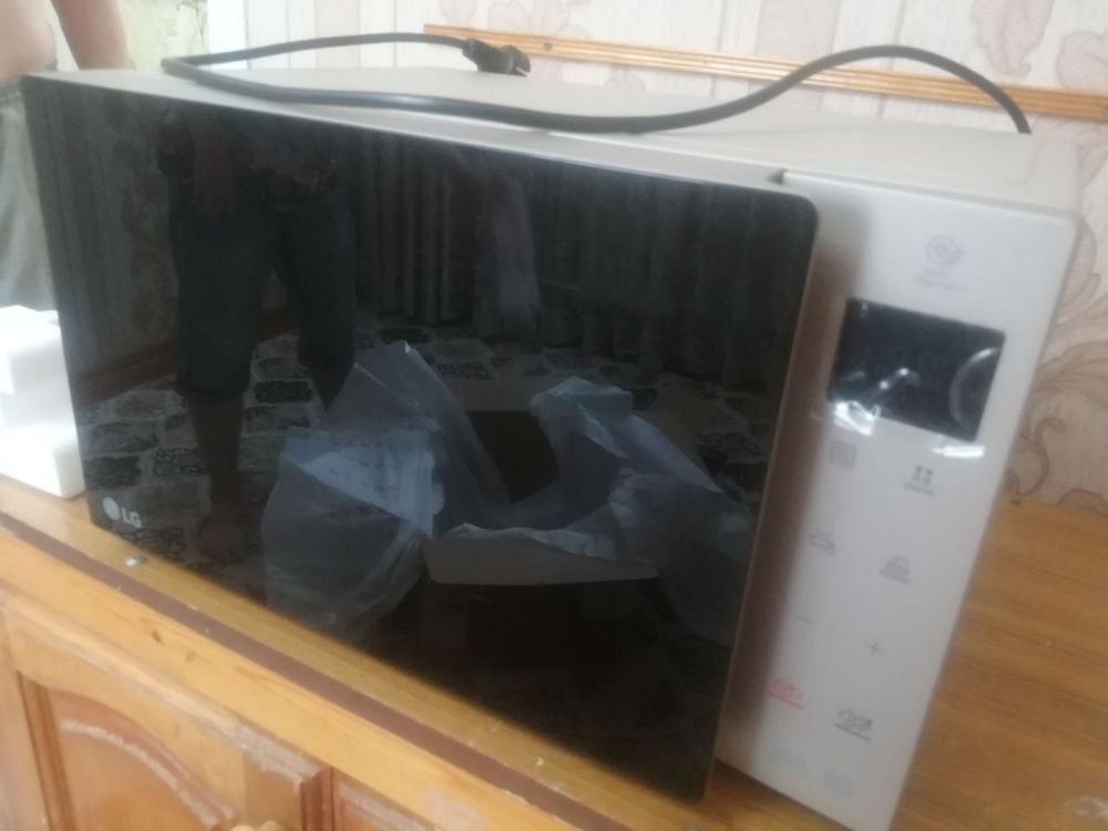 Продам новую микроволновую печь LG