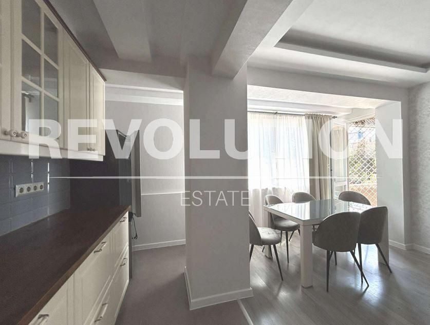 Тристаен апартамент в района на Окръжна болница!