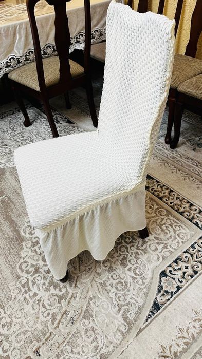 Продается стол и стулья и чехлы