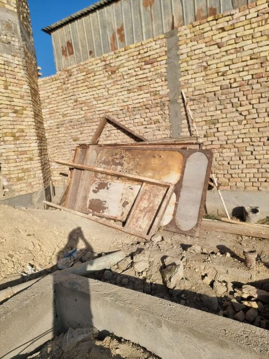 Ески дарвоза ва ешиклар келишилган холда сотилади