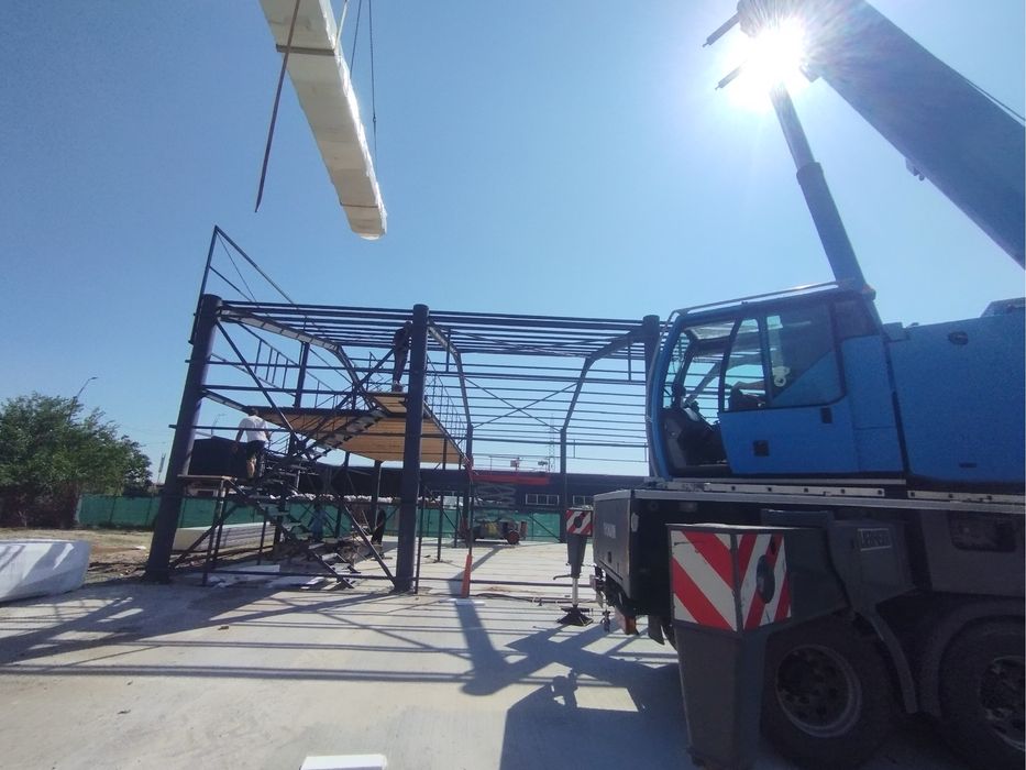 Vand hale metalice conform proiect cu fundatie si panouri sandwich