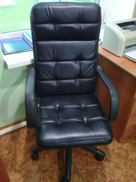 Продам кресло офисное кожаное