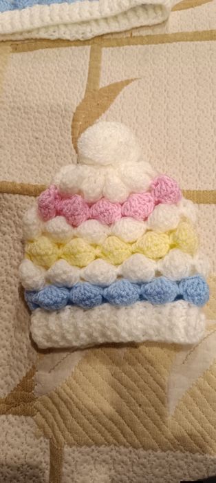 Бебешка шапка на една кука - релефна плетка - топла и много мека.