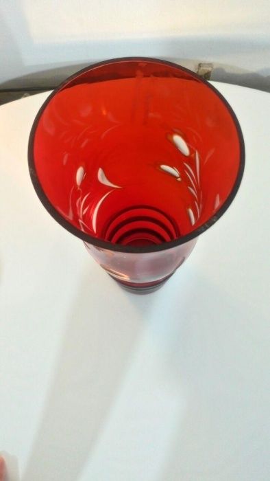 Красная стеклянная ваза
