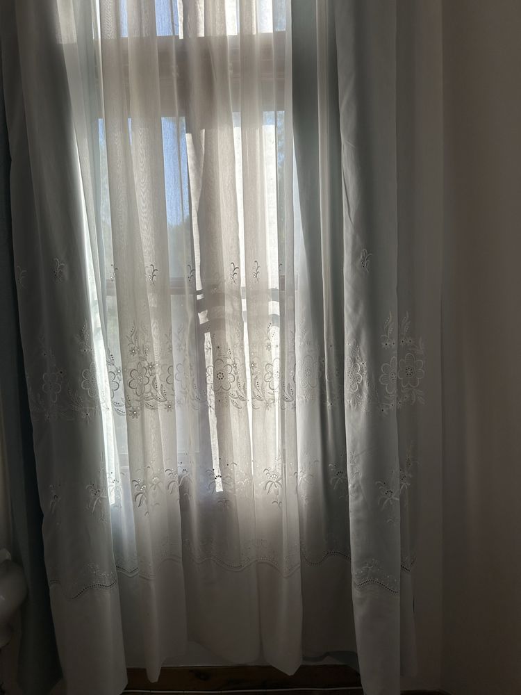 Дълги бели завеси
