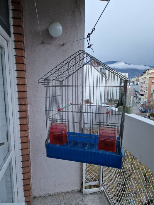 Клетка за птици с хранилки