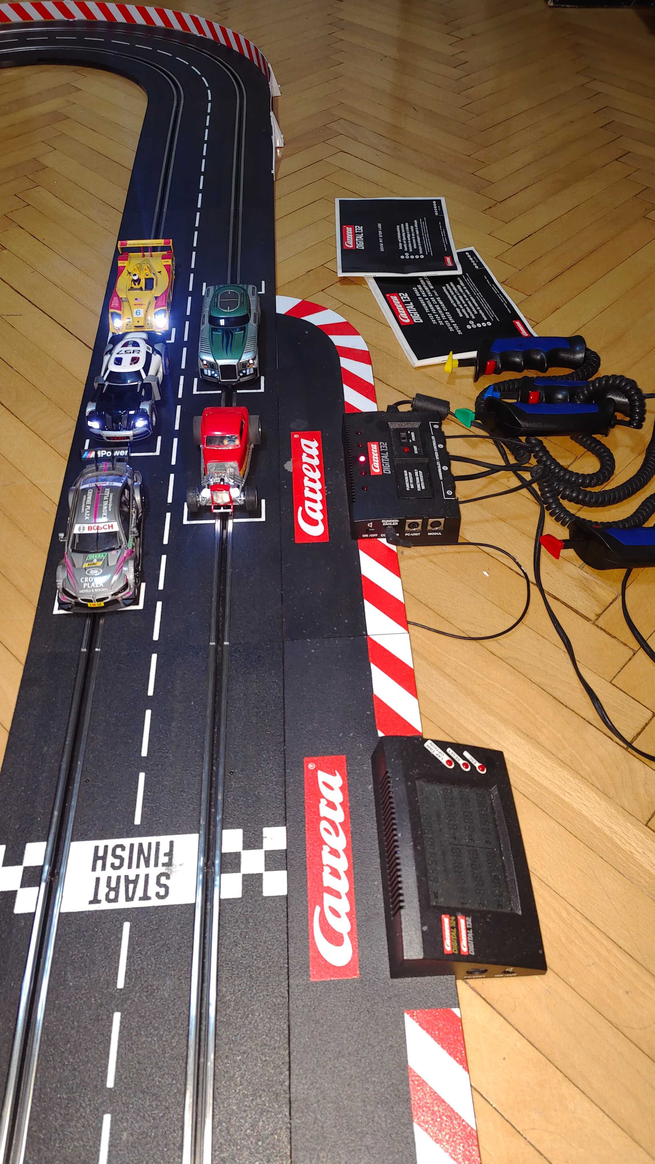 Set pista de curse Carrera Digital 132 cu 4 masinute si extensii pista