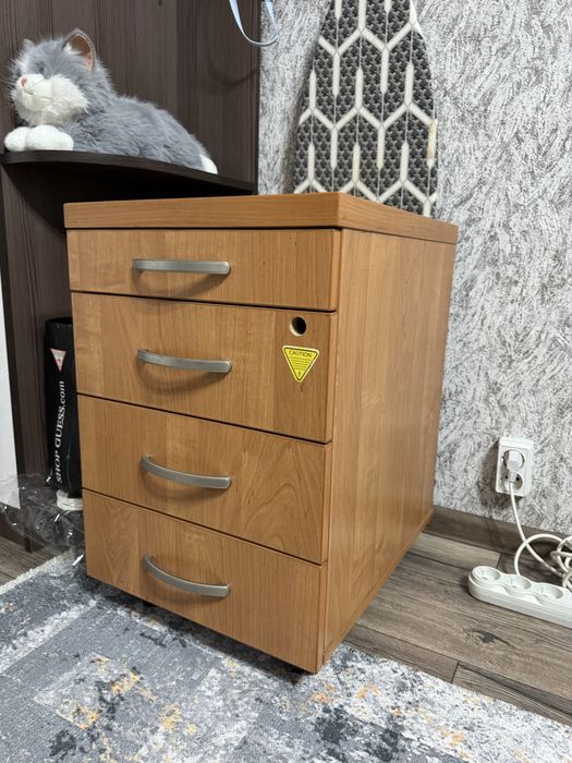 Выдвижная полка на колесах