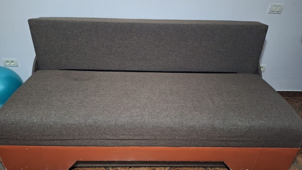 Vând canapea extensibilă cu ladă de depozitat.Pret 300 Lei negociabil