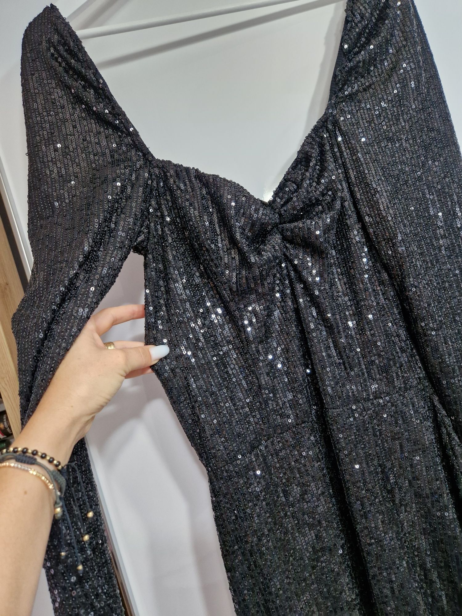 Se vinde rochie.