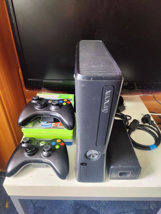 Vand Xbox360 Slim+2 controllere