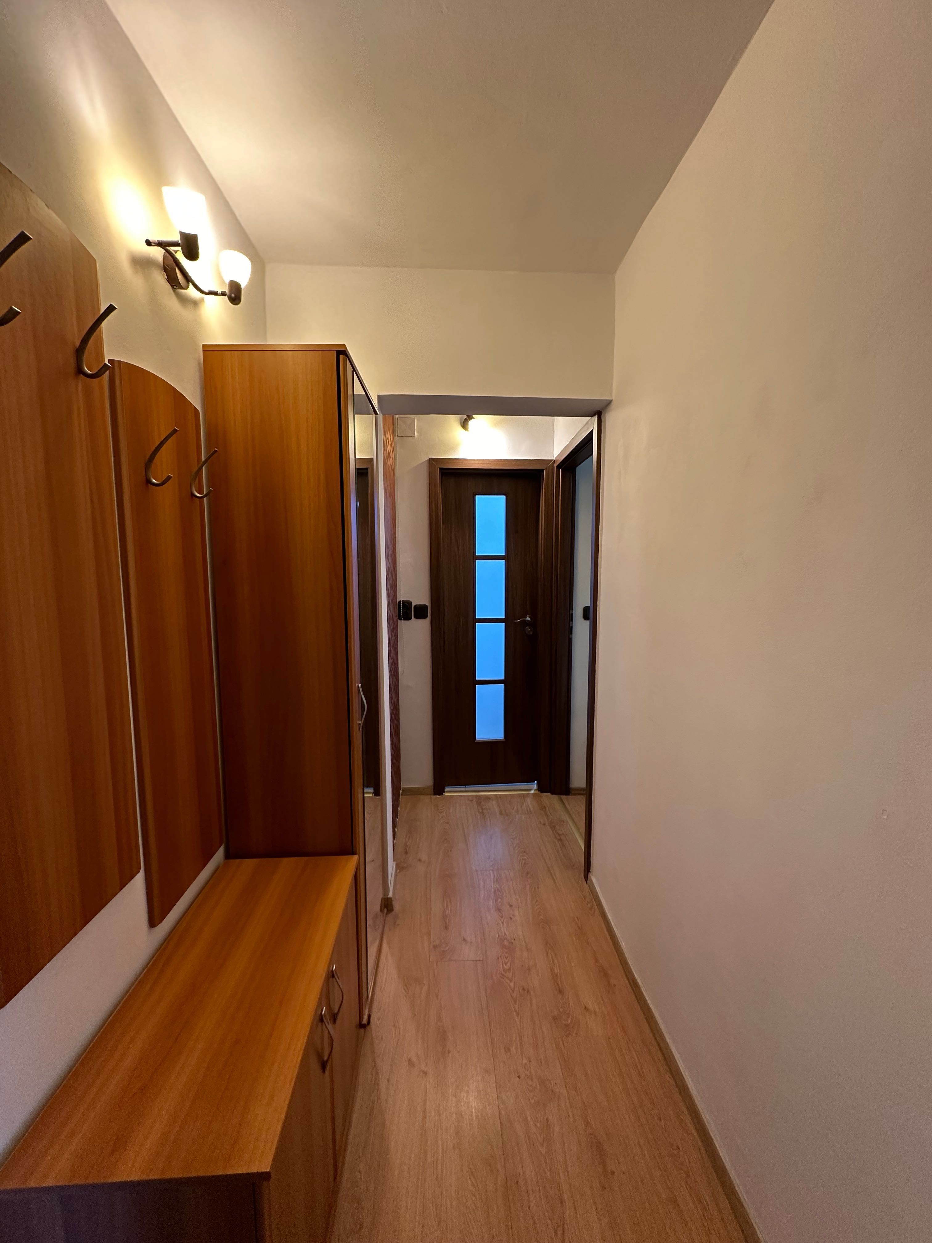 Închiriez apartament cu 3 camere