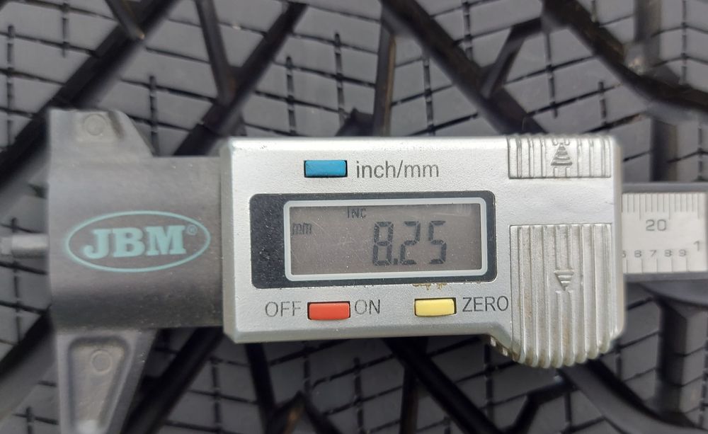 O bucată 215/40 R18 M+S iarnă - una Pirelli