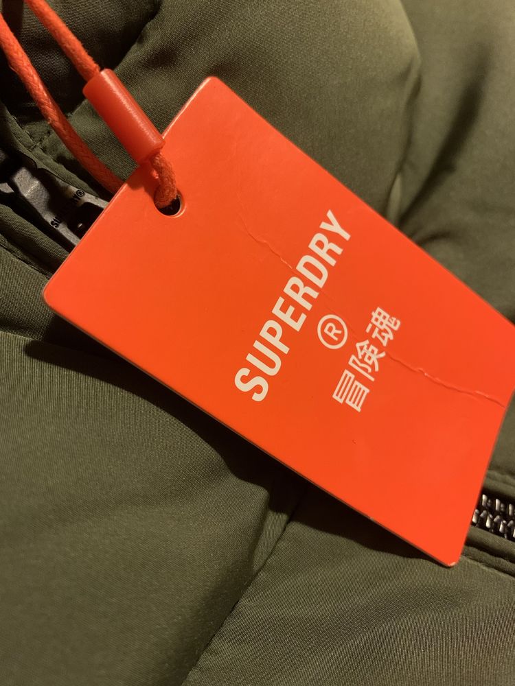 Чисто ново 100% Оригинално мъжко яке SUPERDRY. Размер М.