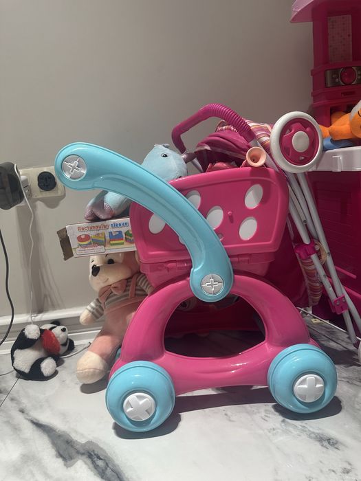 Игрушки,кухня,мягкие игрушки,коляска,корзинка,конструктор