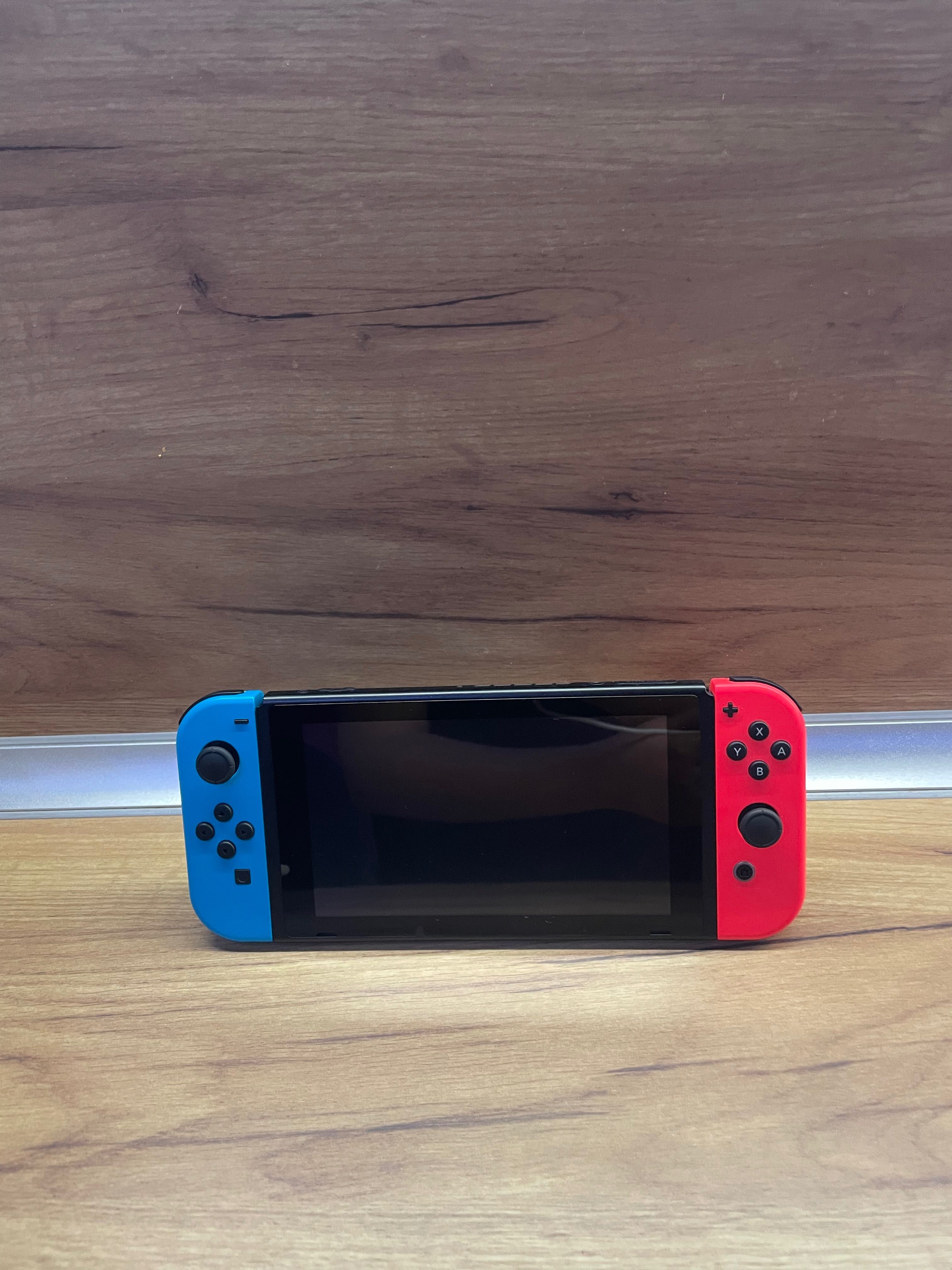 Nintendo switch синьо и червено