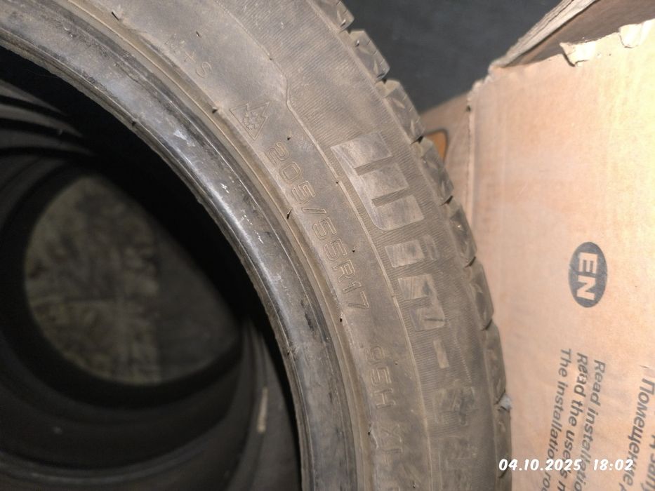 Продам  зимние шины 4 штуки  размер 205*55*R17