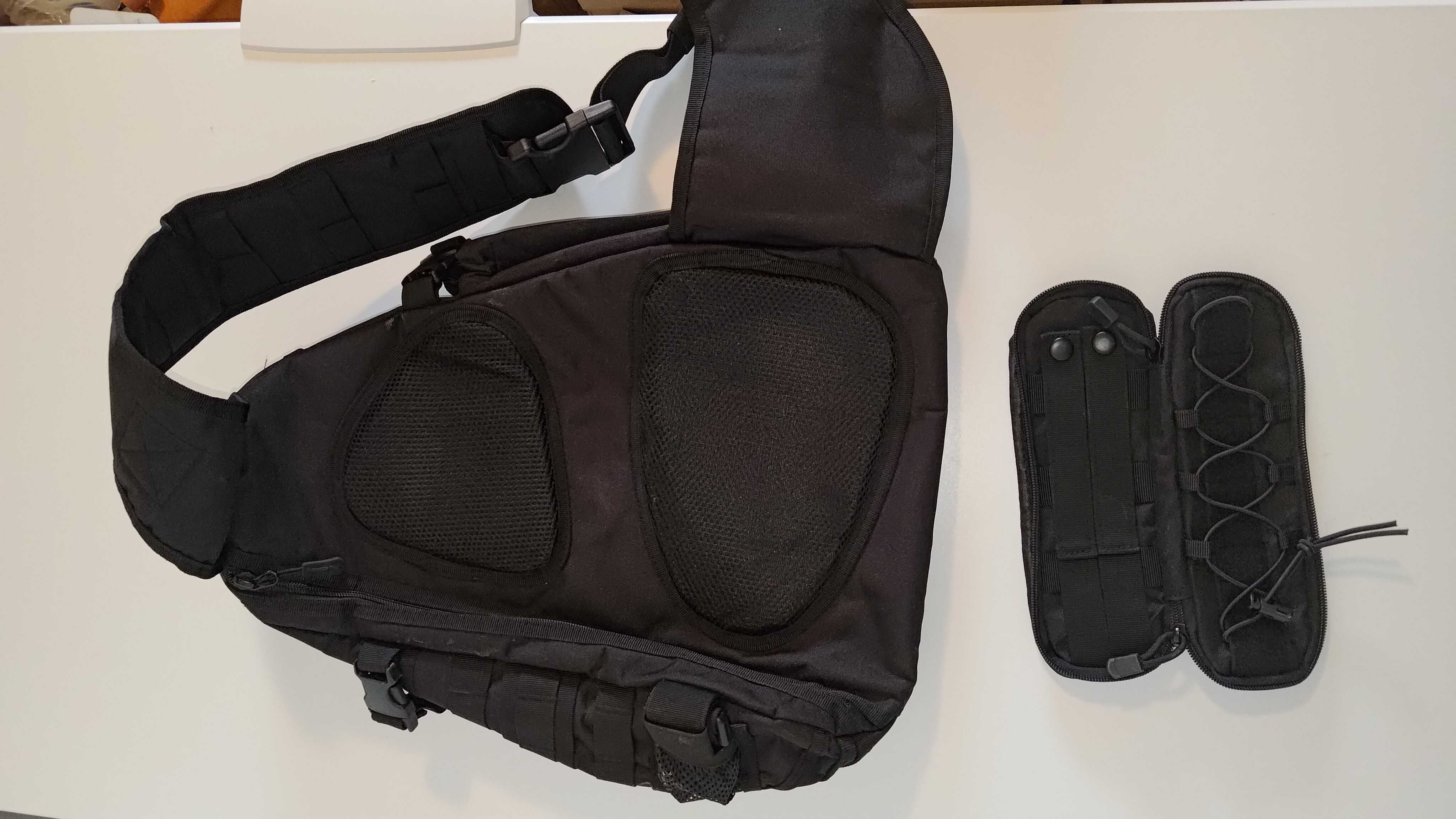 Rucsac negru tactic tip Sling Backpack pe un umar
