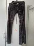 Pantaloni perforați