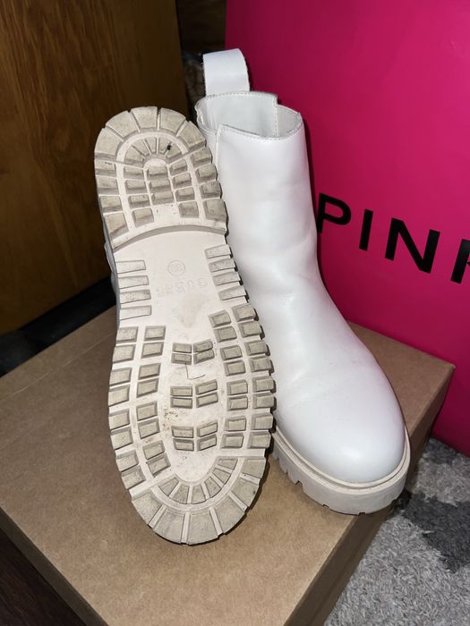 Бели боти Guess.