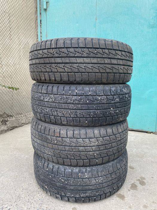 Зимние шины R17 Roadstone 4штук комплект 215/55/17