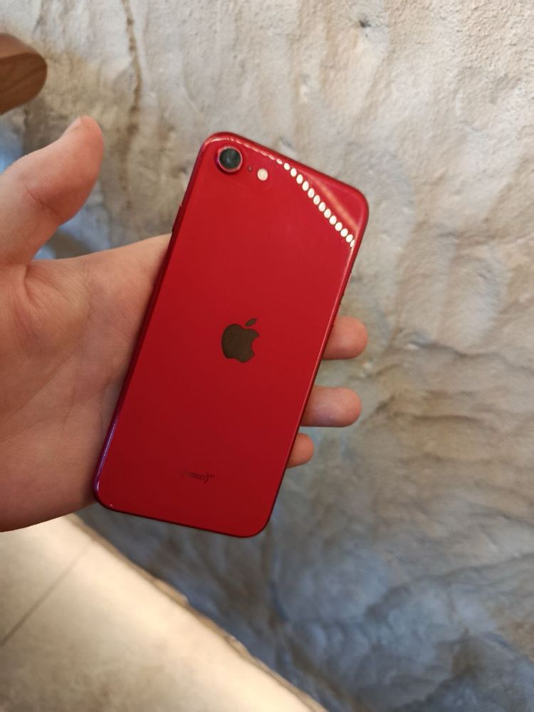 Продаю iphone se 2020