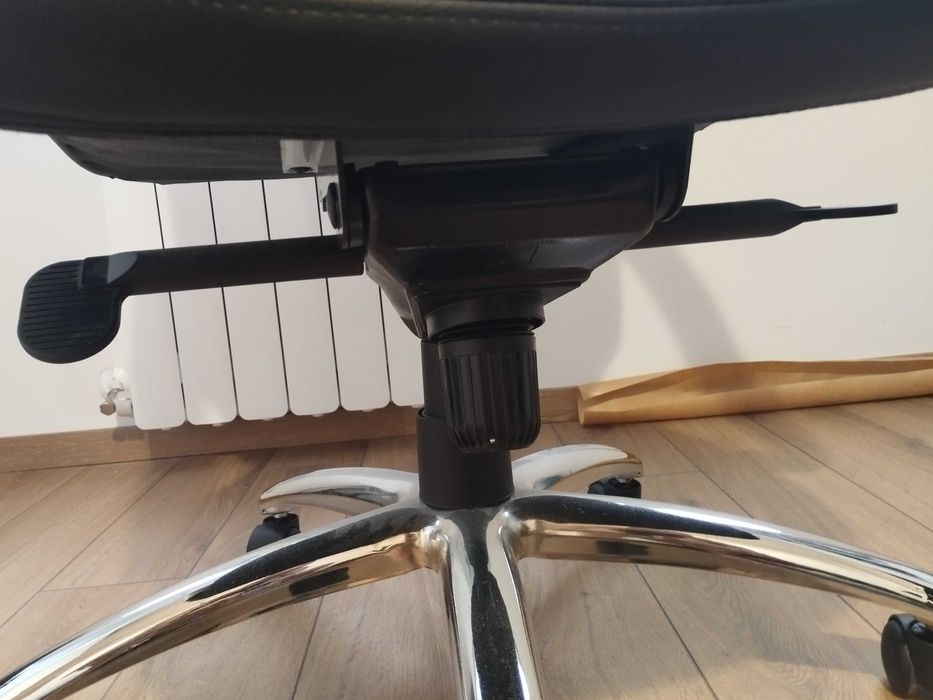 Президентски офис стол Carmen 6114 - черен