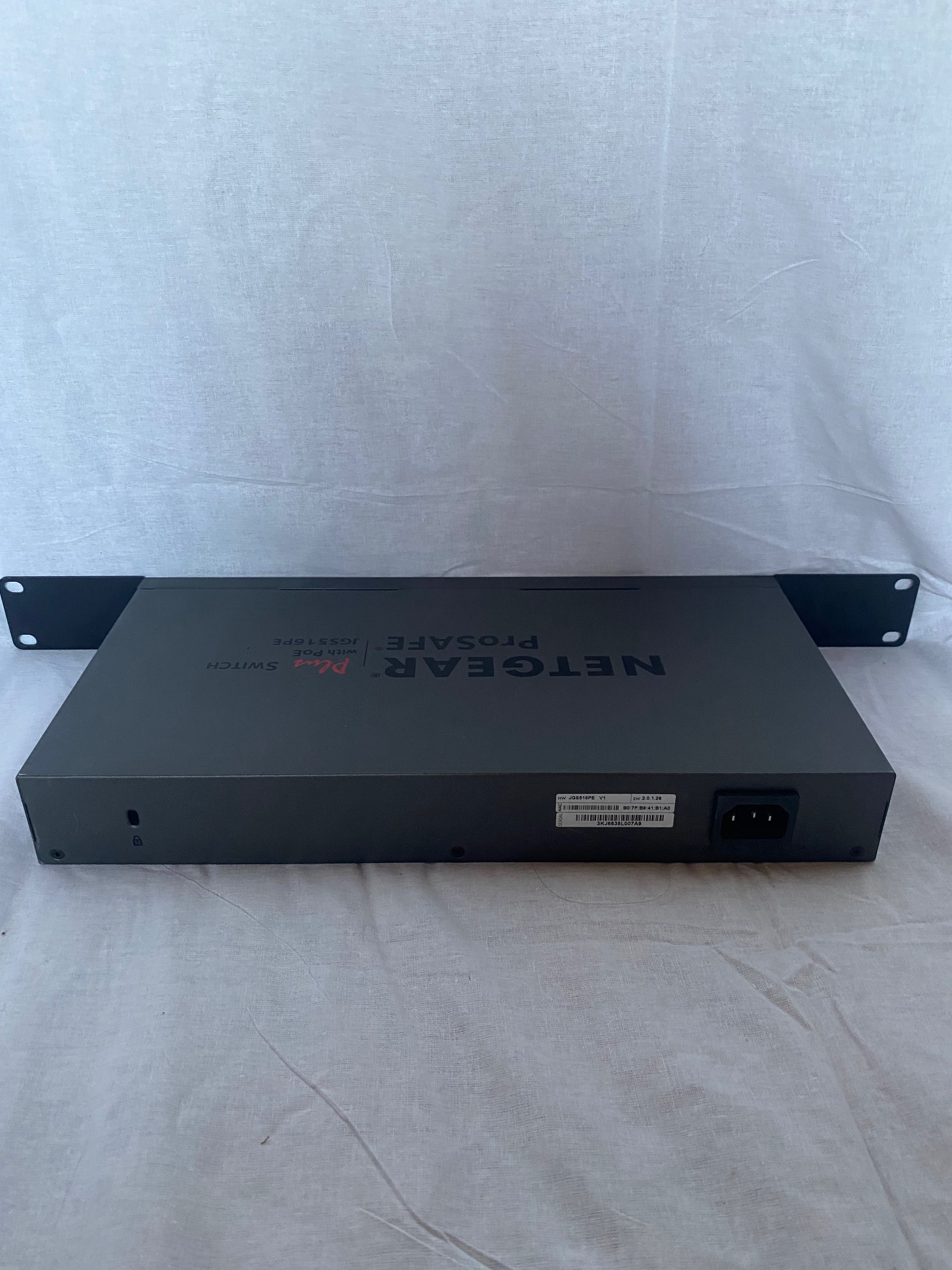 Mрежов комутатор NETGEAR ProSafe Plus Switch, модел JGS516PE.