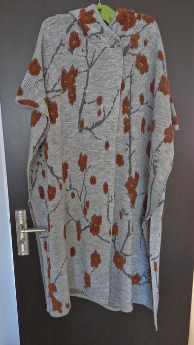 Poncho de dama tricotat