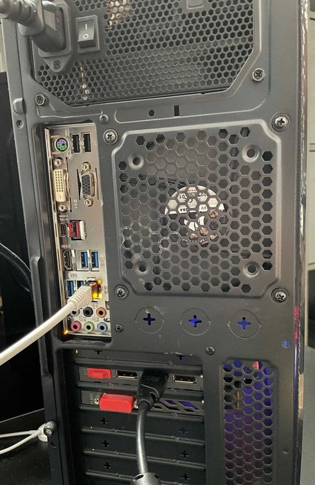 Desktop msi 1080 GTX Corsair 16GB RAM 3200MHz 650W 250GB SSD i7 8700K